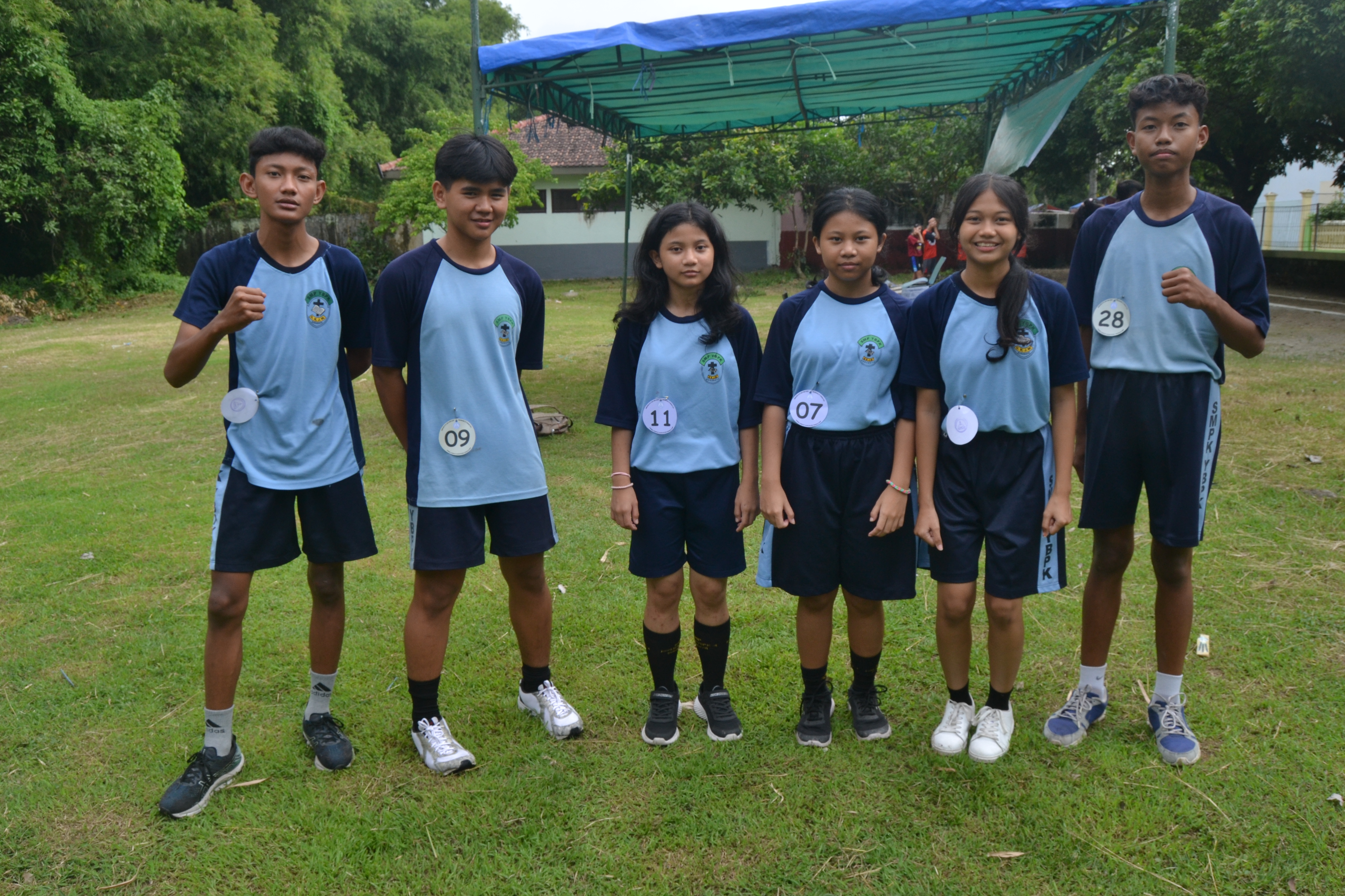 Murid SMP berseragam olahraga berkumpul di lapangan