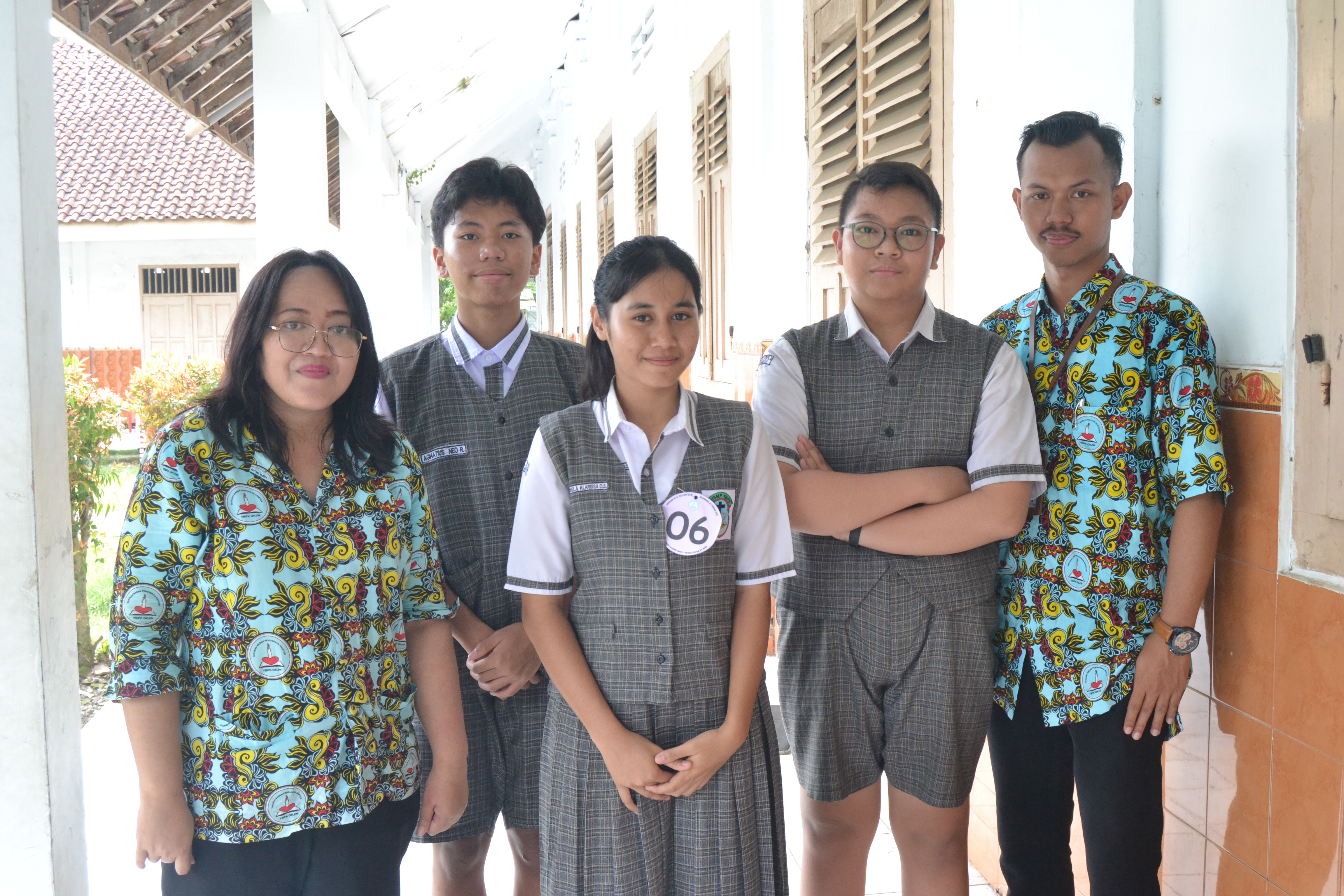 Murid berseragam berfoto bersama para pendamping