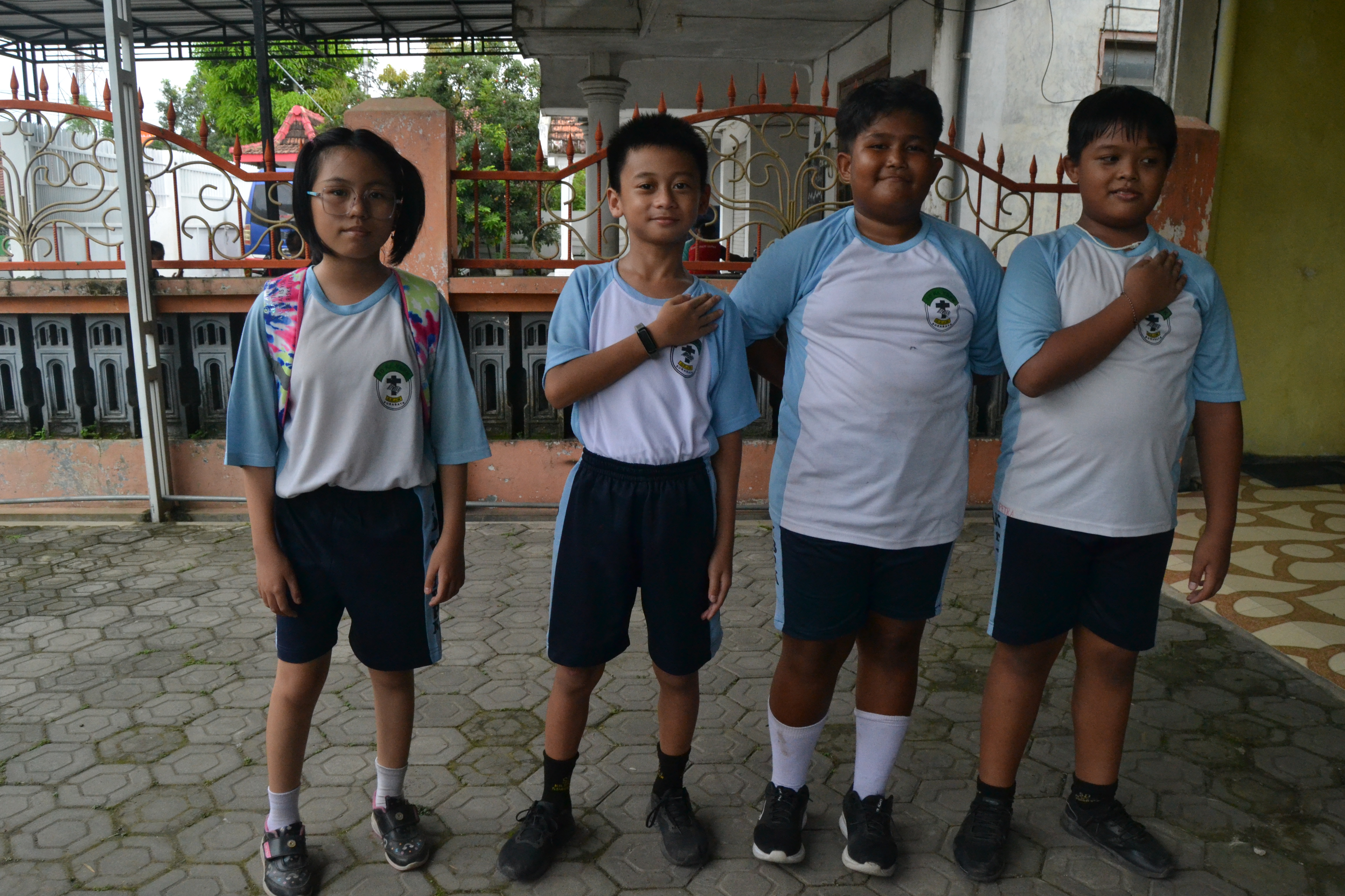 Empat murid berpose bersama dengan penuh semangat
