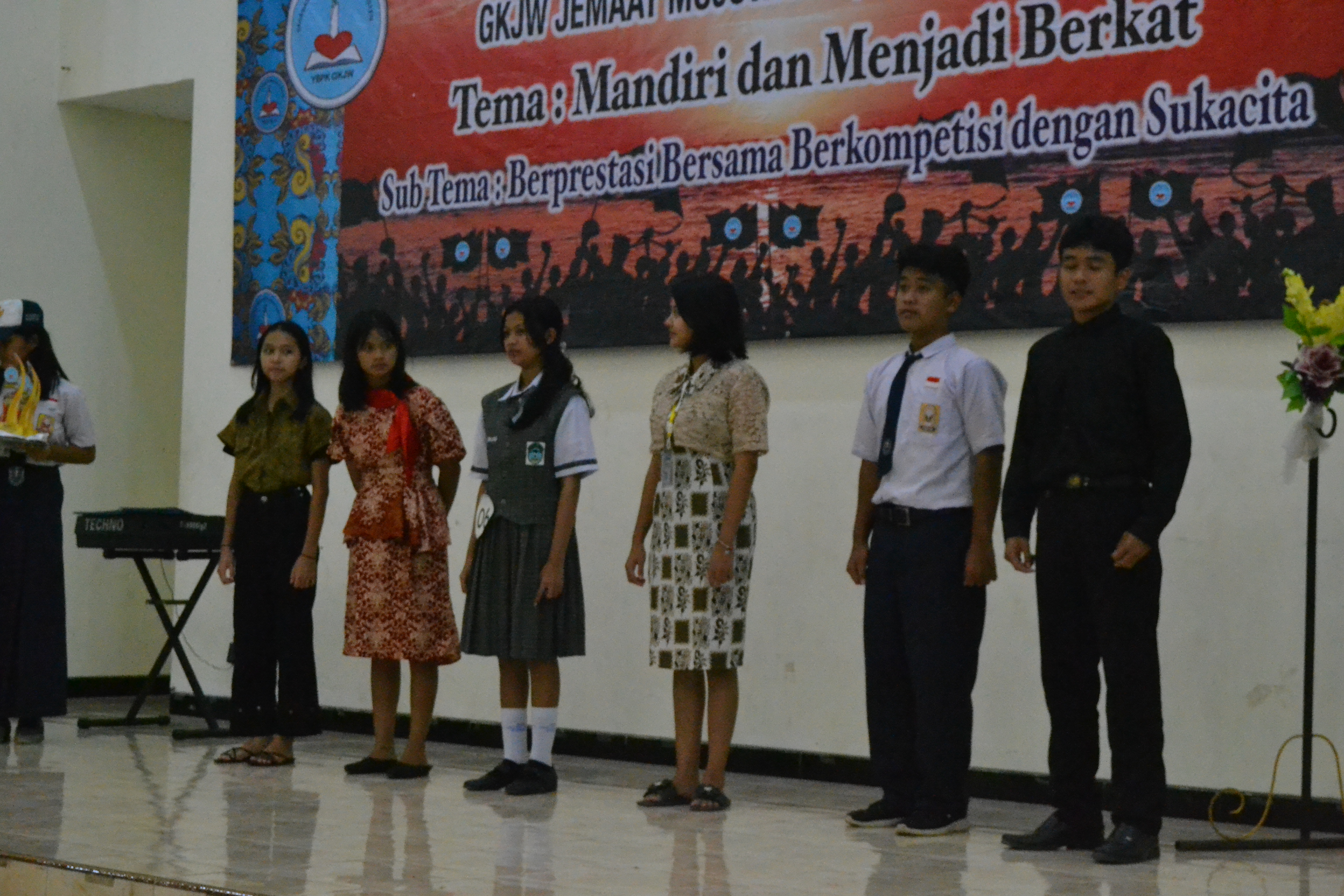 Para peserta berdiri di depan panggung kegiatan