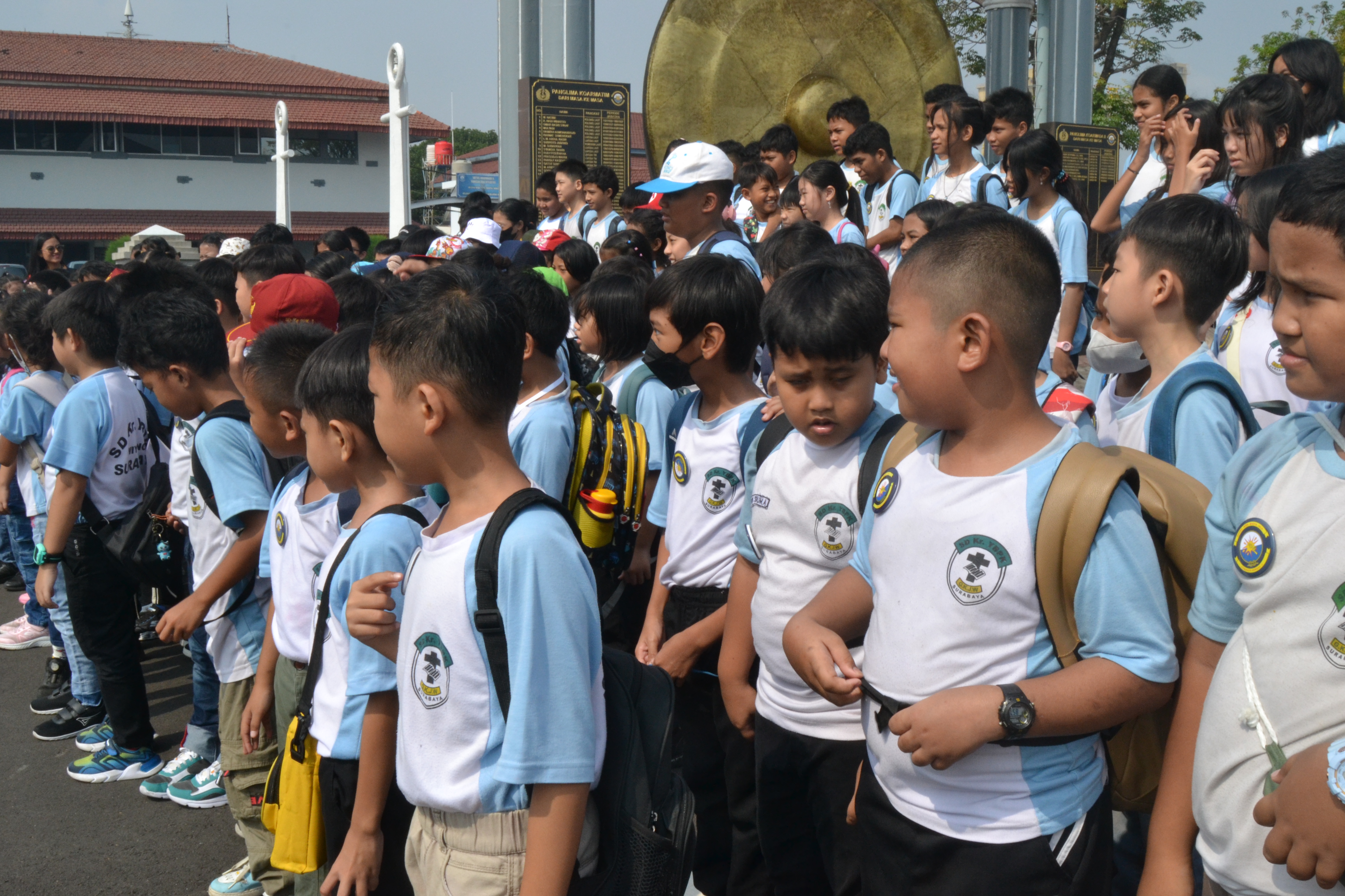 Murid berkumpul saat mengikuti kunjungan edukasi