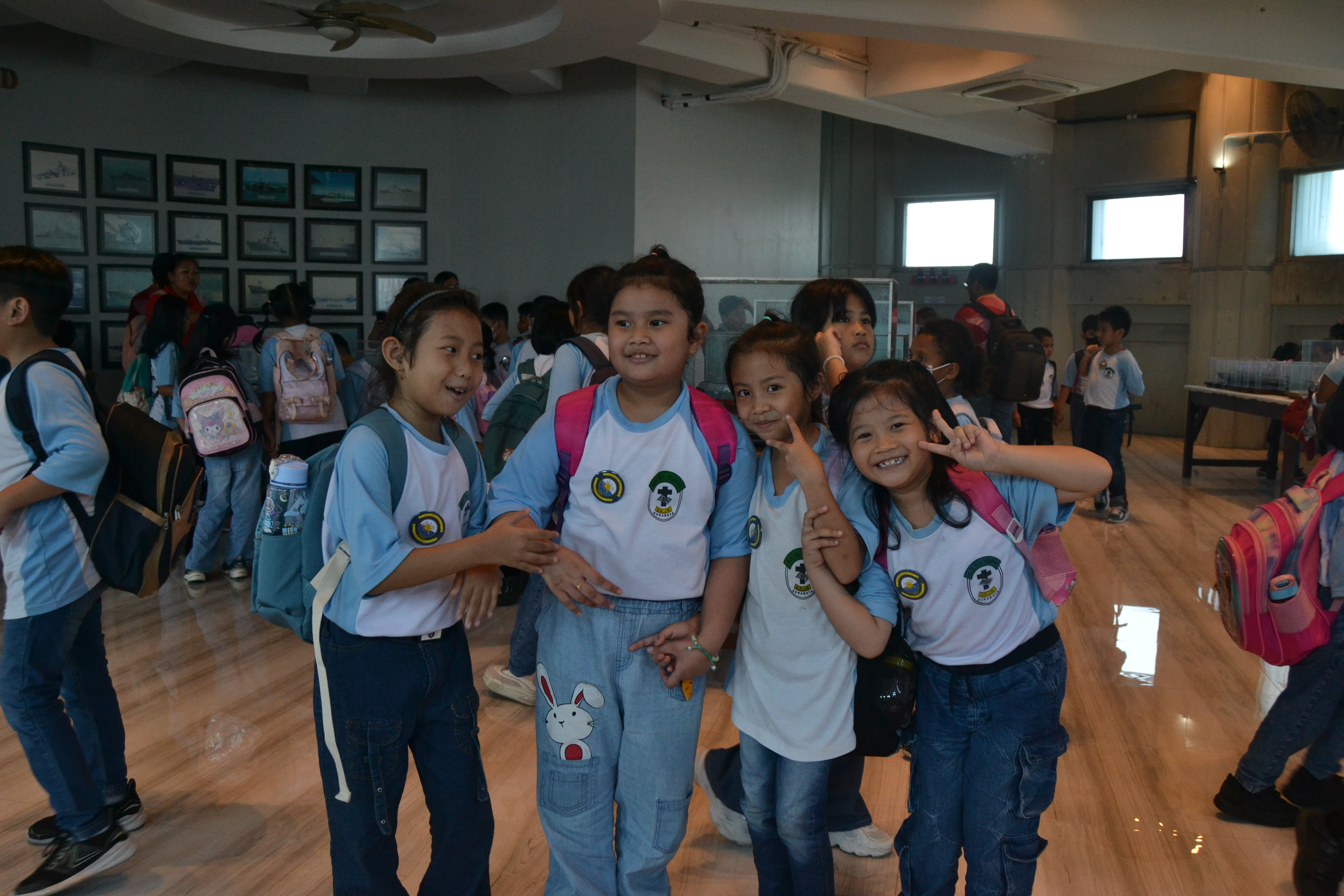 Murid SD berfoto bersama saat mengunjungi ruang pamer