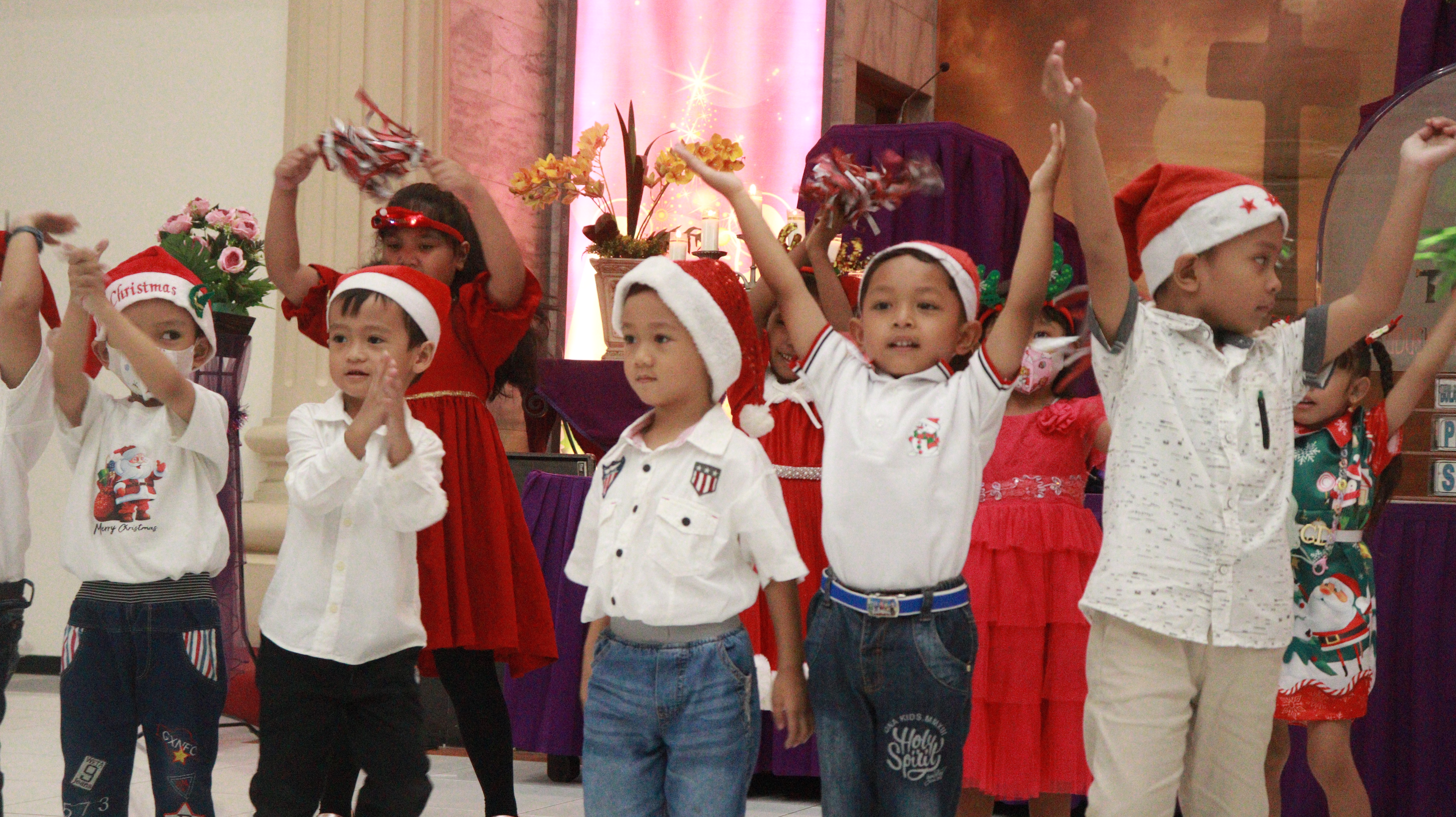 Anak-anak tampil dengan sukacita dalam perayaan Natal