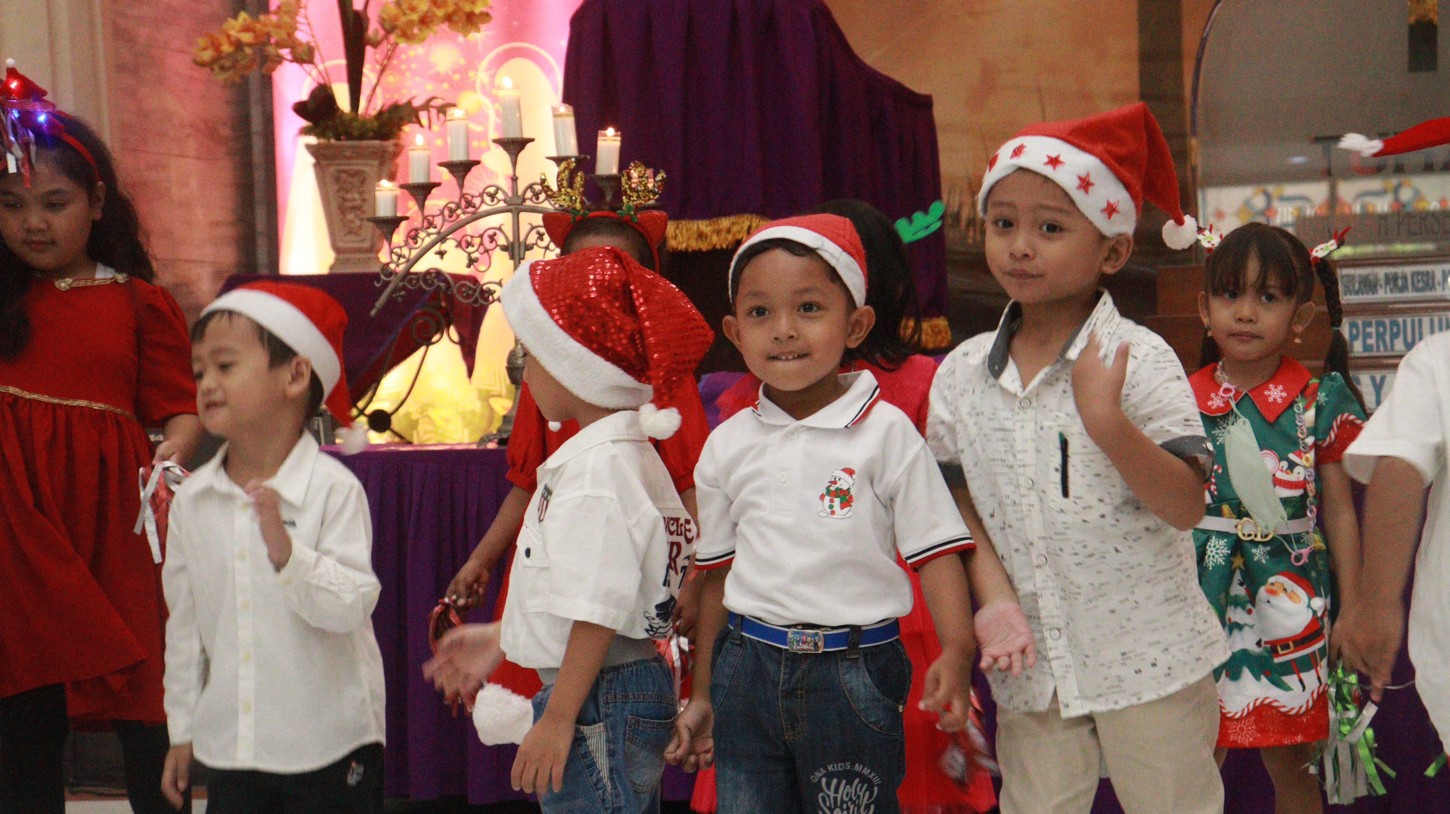 Penampilan anak-anak dalam perayaan Natal bersama