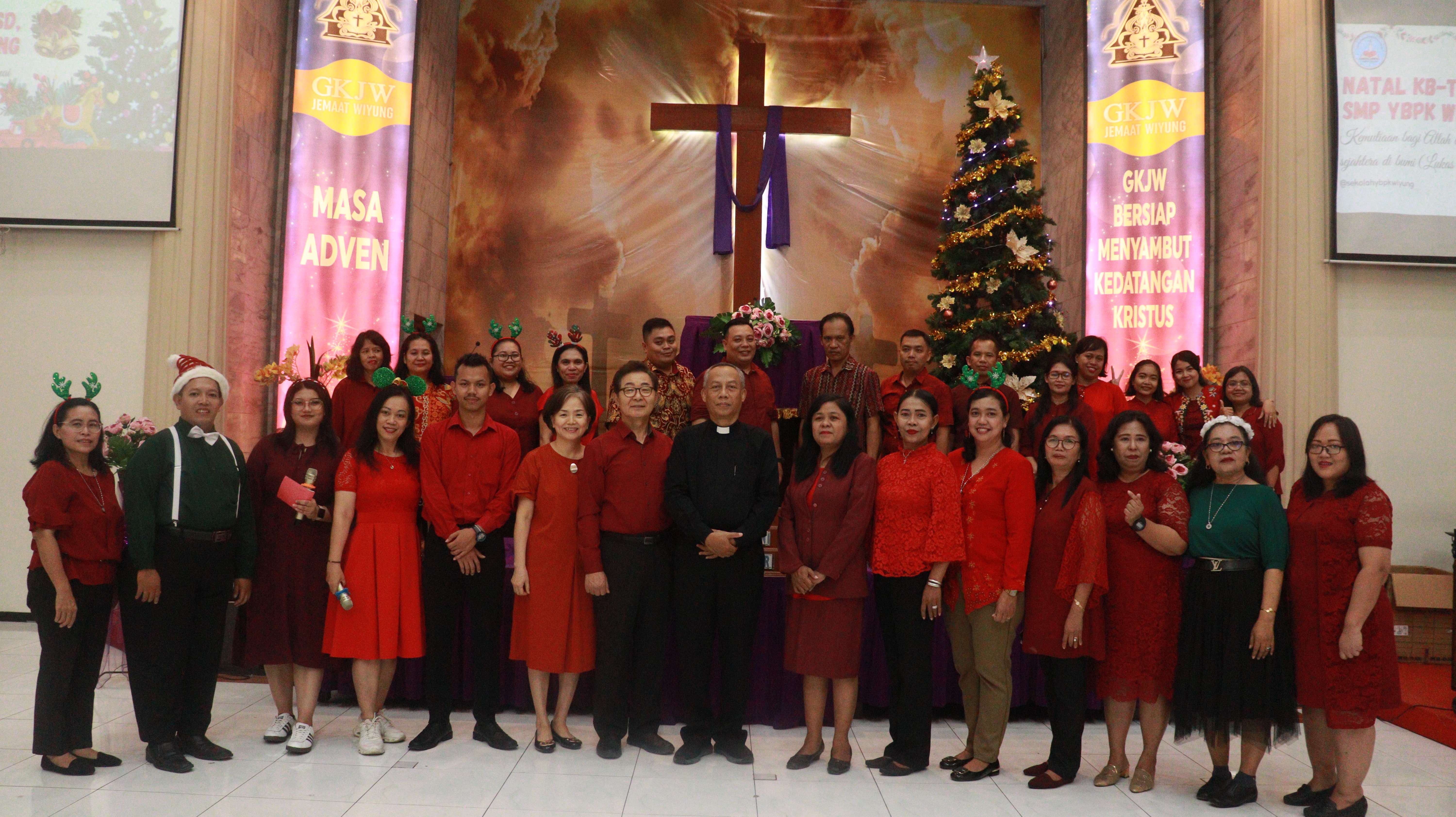 Kebersamaan keluarga YBPK Wiyung dalam perayaan Natal